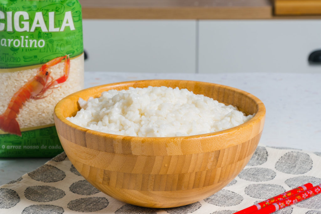 arroz para sushi com embalagem de arroz agulha cigala ao lado