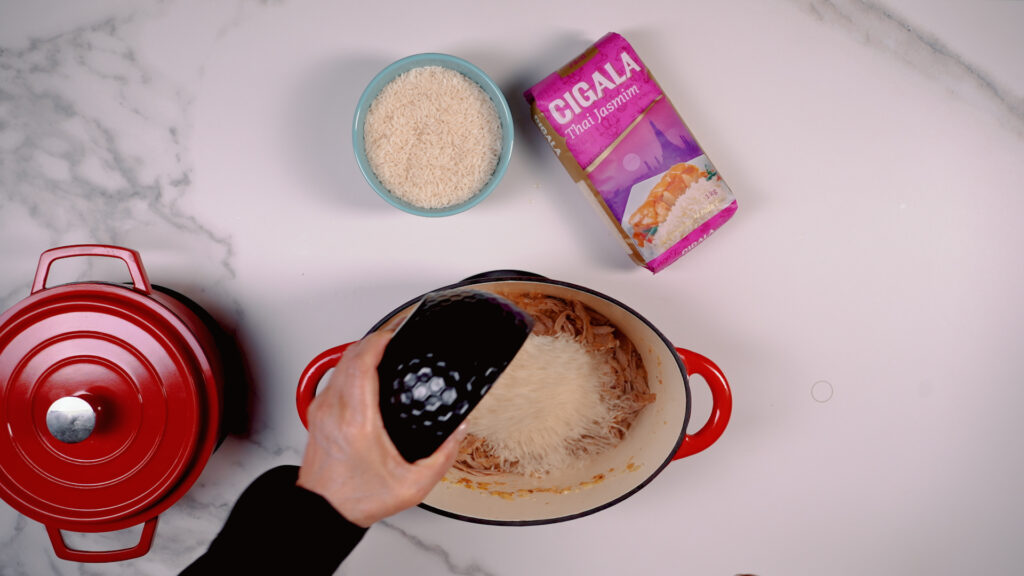 Acrescente o arroz, a chouriça e o bacon cortados em pedaços pequenos