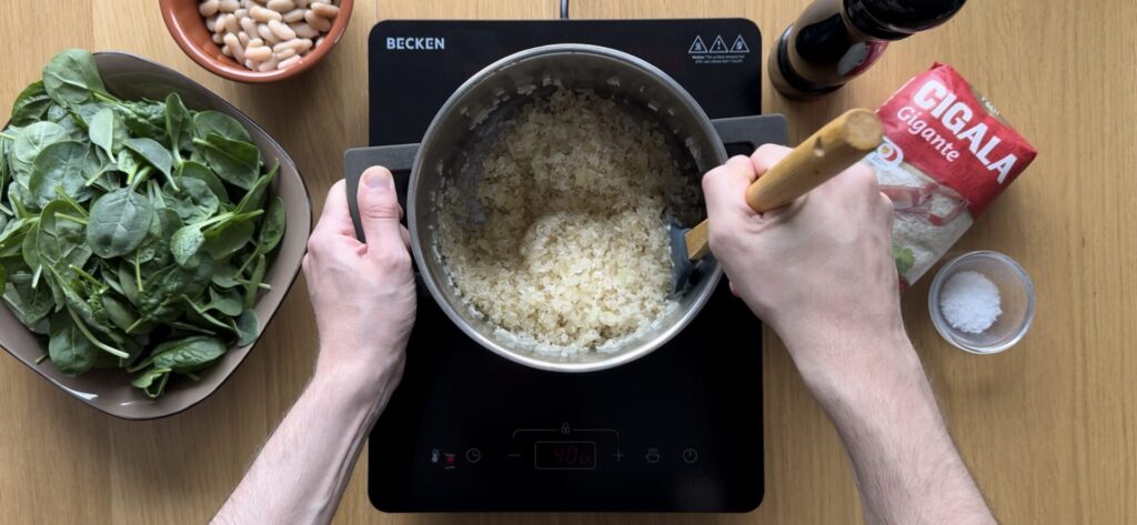 Coloque o arroz Gigante Cigala ao refogado e deixe fritar o bago por alguns minutos.