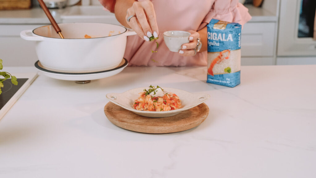 Sirva o arroz de imediato, polvilhado com coentros picados frescos.