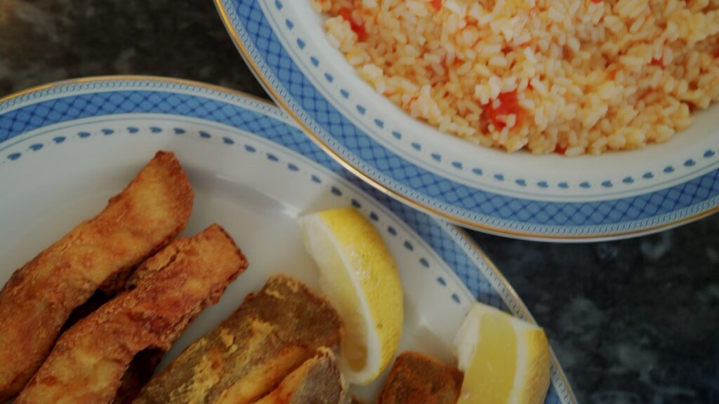 Sirva a solha frita acompanhada do aromático arroz de tomate