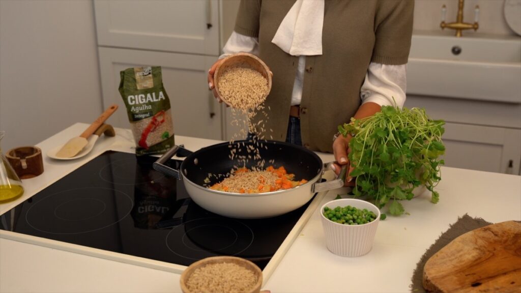 Junte o arroz Cigala à panela e mexa bem