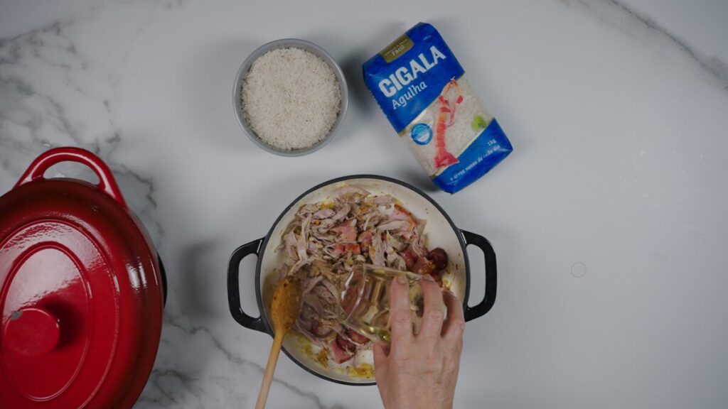 De seguida adicione, pouco a pouco, o caldo de carne que reservou e misture tudo.