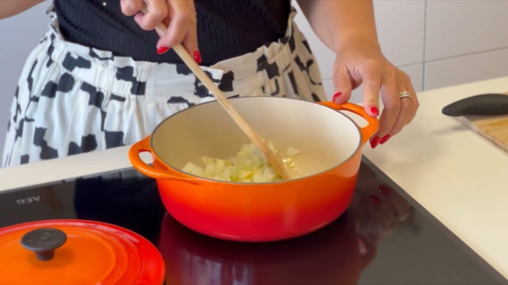 Coza lentamente estes ingredientes até a cebola ficar translúcida