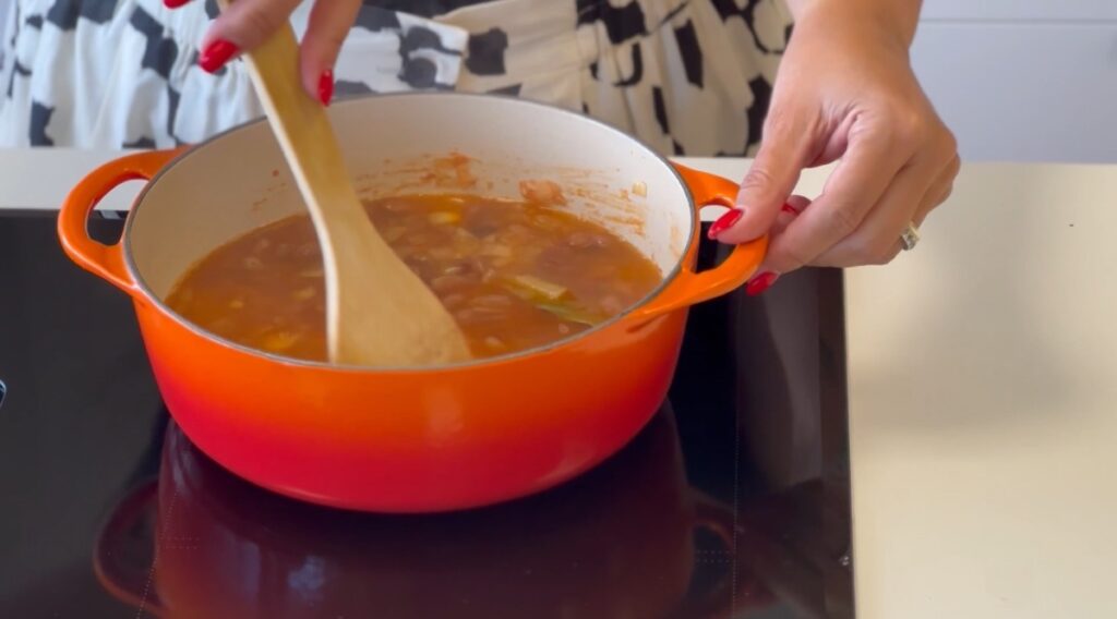 Prove e ajuste os temperos quando o arroz estiver quase pronto, tendo em atenção que o feijão já tem algum sal