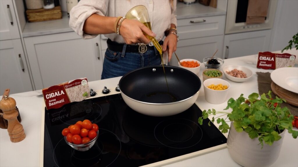 A preparação inicial é fundamental. Rale a cenoura e corte os tomates-cereja ao meio.