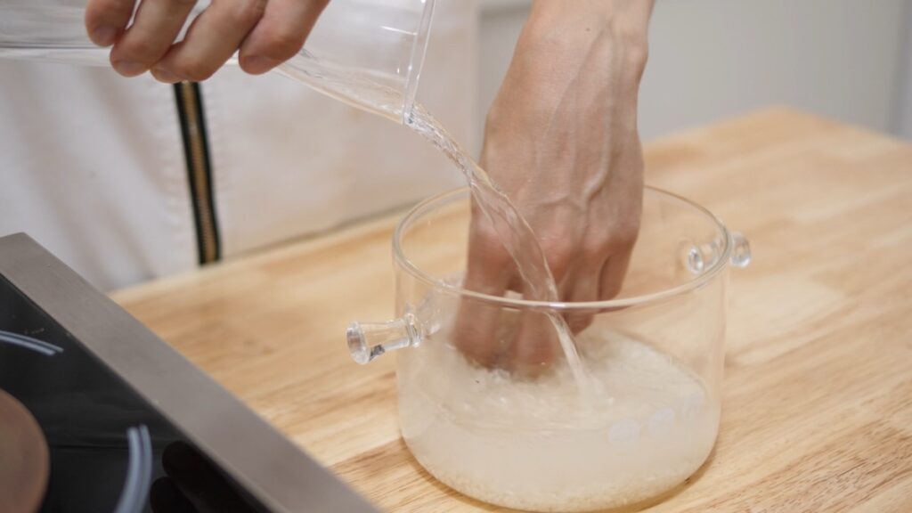 A preparação do arroz começa com uma lavagem cuidadosa até a água sair limpa