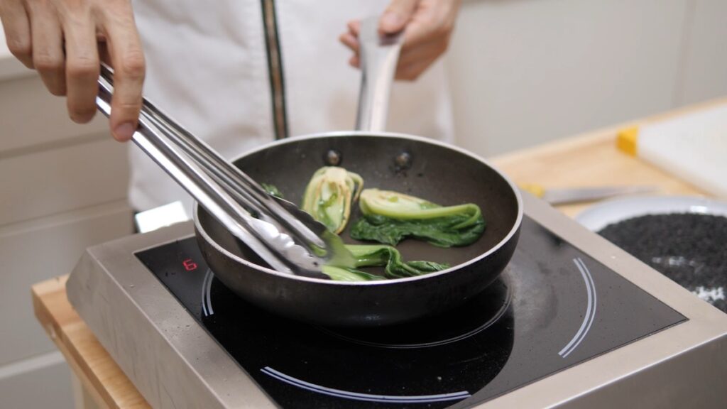 Numa panela com água a ferver, coza o edamame e a pak choi durante 4 minutos.