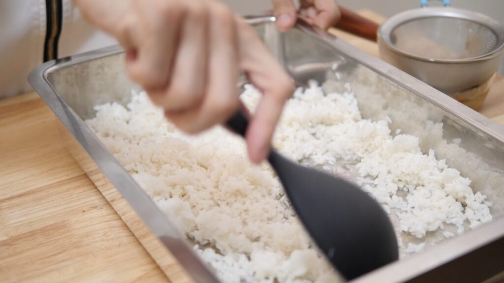 Deixe arrefecer ligeiramente antes de adicionar ao arroz e distribua uniformemente para garantir um sabor consistente.