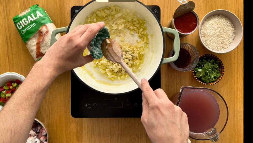 Numa panela, comece com um fio de azeite, louro, cebola e alho.