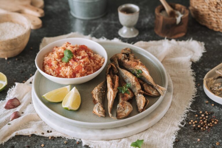 Foto de Carapaus fritos com arroz de tomate – uma receita tradicional portuguesa