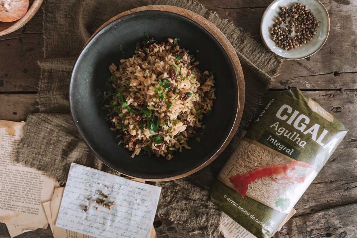 Arroz de passas e pinhões: receita tradicional portuguesa