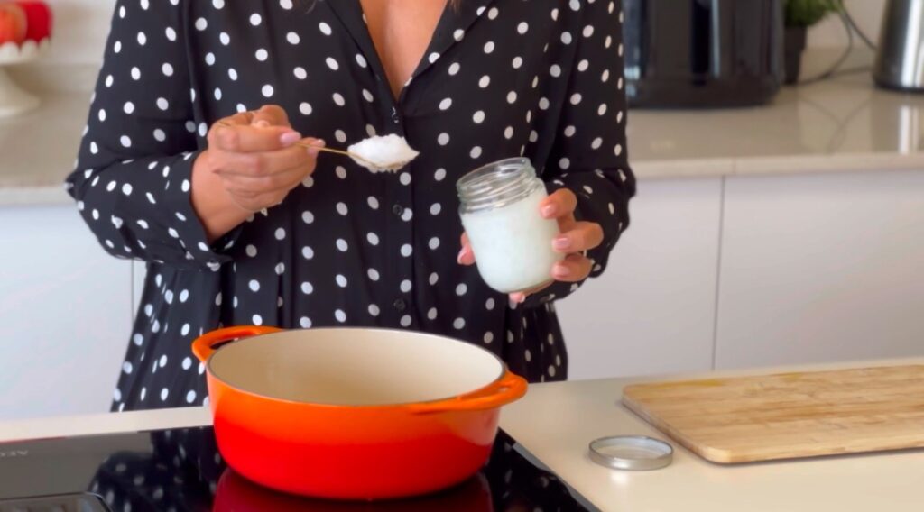 Comece por colocar num tacho o óleo de coco e os alhos picados