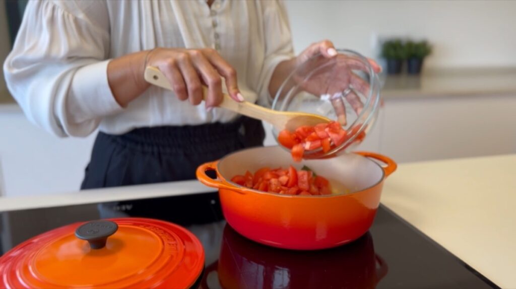 Acrescente o pimento cortado em tiras, retire as sementes aos tomates e corte aos cubos