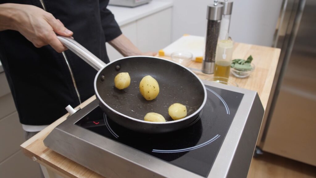 Prepare batatas torneadas e coza em água durante 10 a 15 minutos