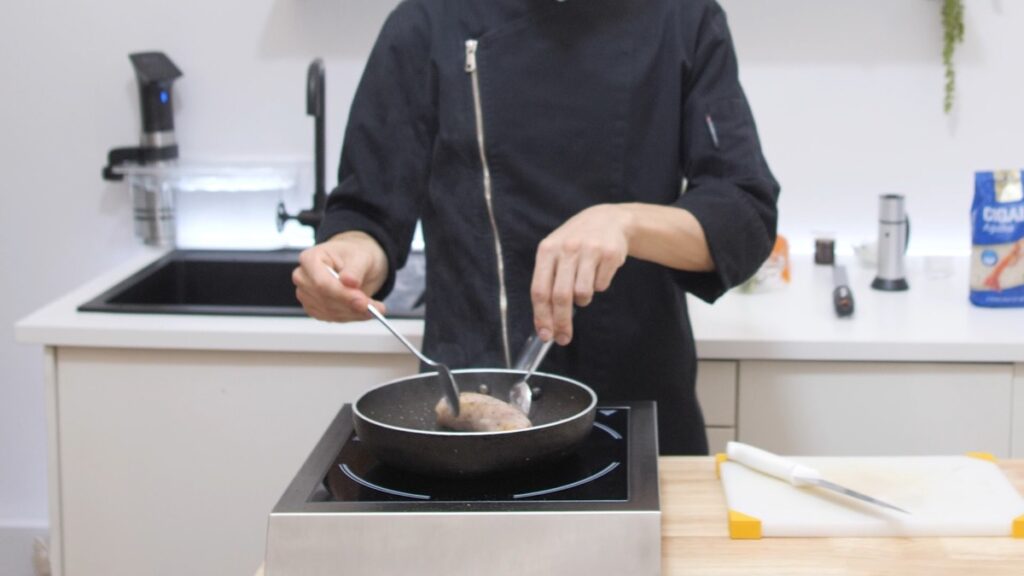 remova a película e marque rapidamente a carne numa frigideira bem quente, dourando-a de todos os lados apenas para ganhar cor