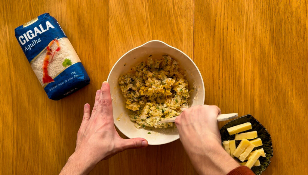 O parmesão ralado dá sabor e ajuda a ligar a massa, enquanto que os coentros trazem frescura ao prato.