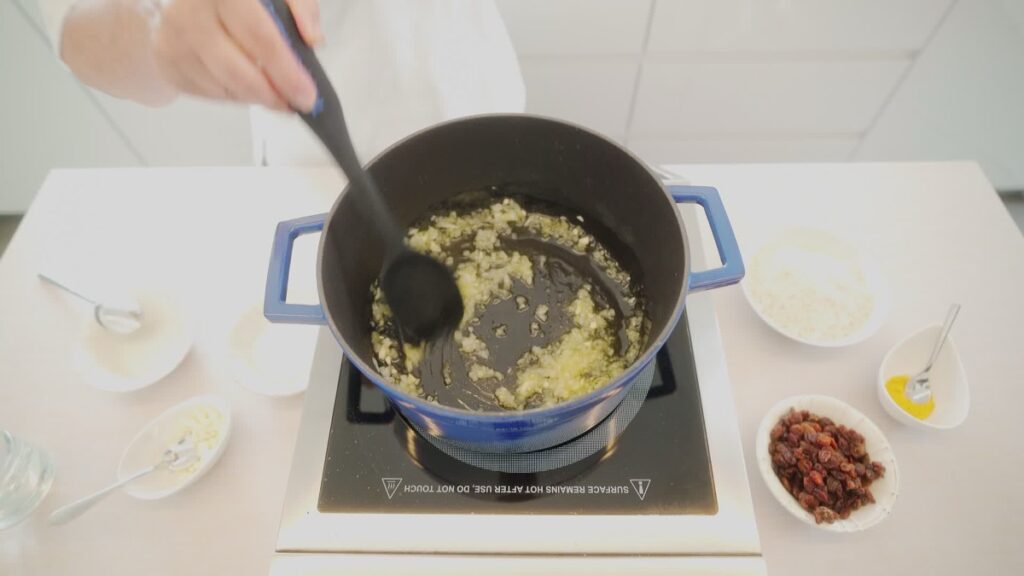 Refogue a cebola e o alho com azeite até ficarem dourados e aromáticos.