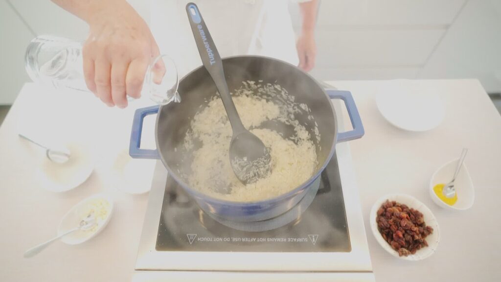 Junte o arroz e deixe fritar um pouco.