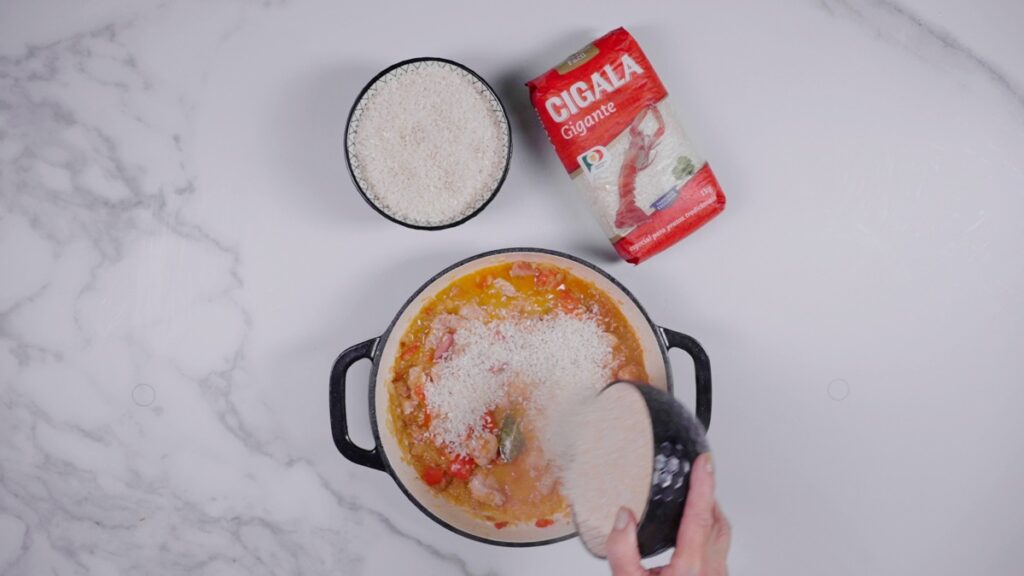 Por fim, adicione o arroz e as passas, envolvendo bem todos os ingredientes.