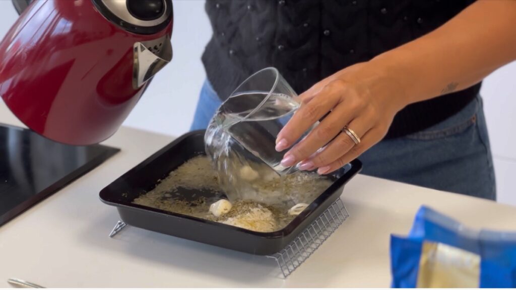 Acrescente a água a ferver, mexa delicadamente e coloque na airfryer por 20 a 25 minutos a 190ºC.