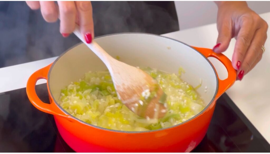 Continue a mexer e a acrescentar mais caldo conforme necessário até o risoto ficar cremoso e al dente.