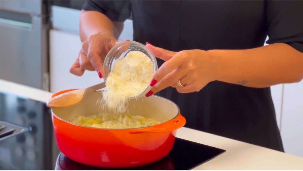 acrescente a manteiga e o queijo parmesão.