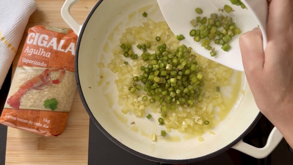 Adicione os espargos cortados em rodelas e deixe refogar alguns minutos para que os sabores se integrem.