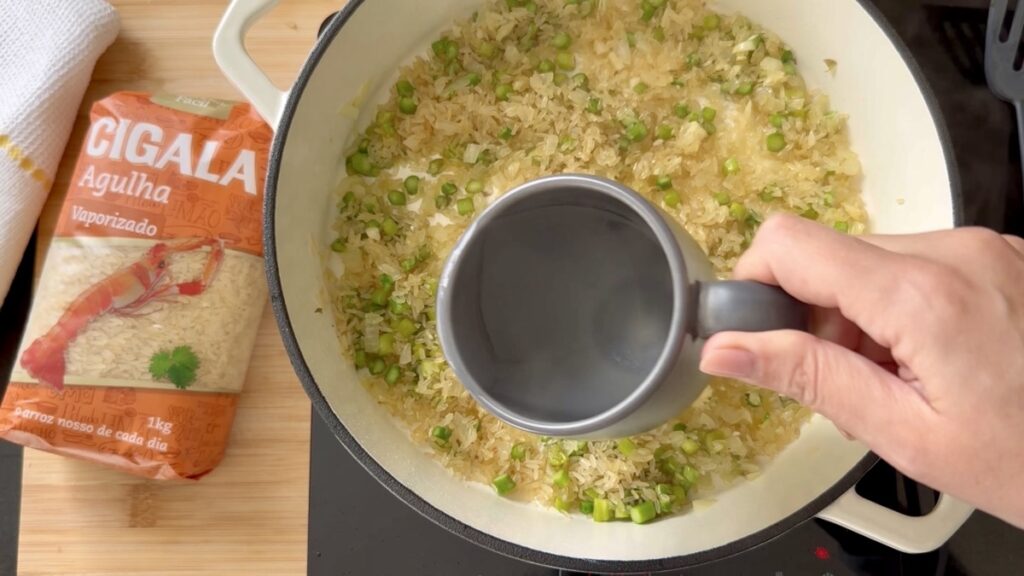 Acrescente a água a ferver ou o caldo de legumes quente, mexa bem e deixe cozer com a tampa durante cerca de 15 minutos.