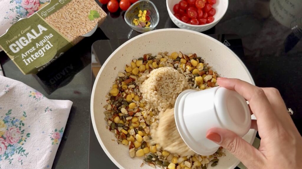 Junte o arroz previamente aquecido seguindo as instruções da embalagem.