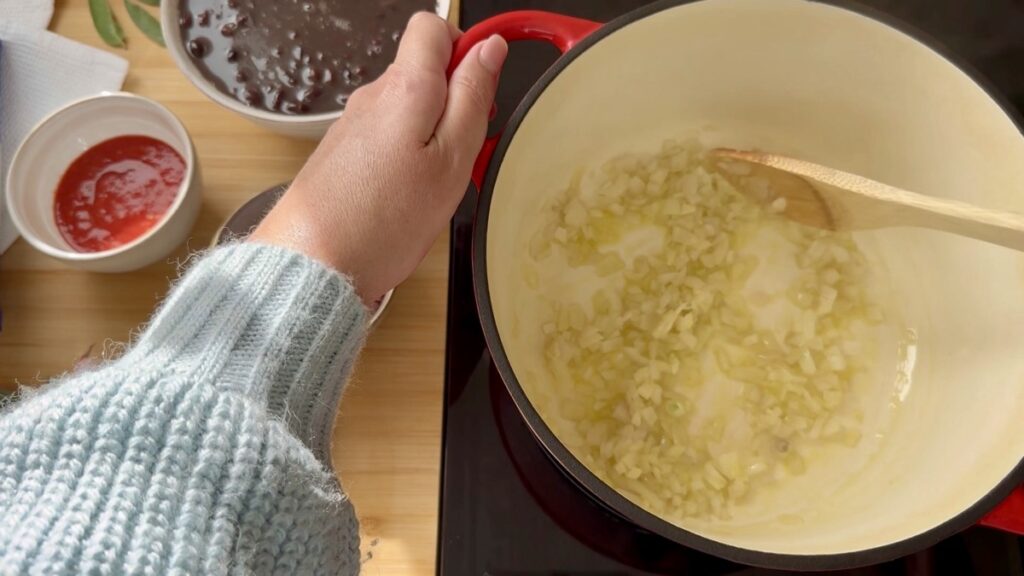 Pique a cebola e o alho e refogue no azeite até dourarem.