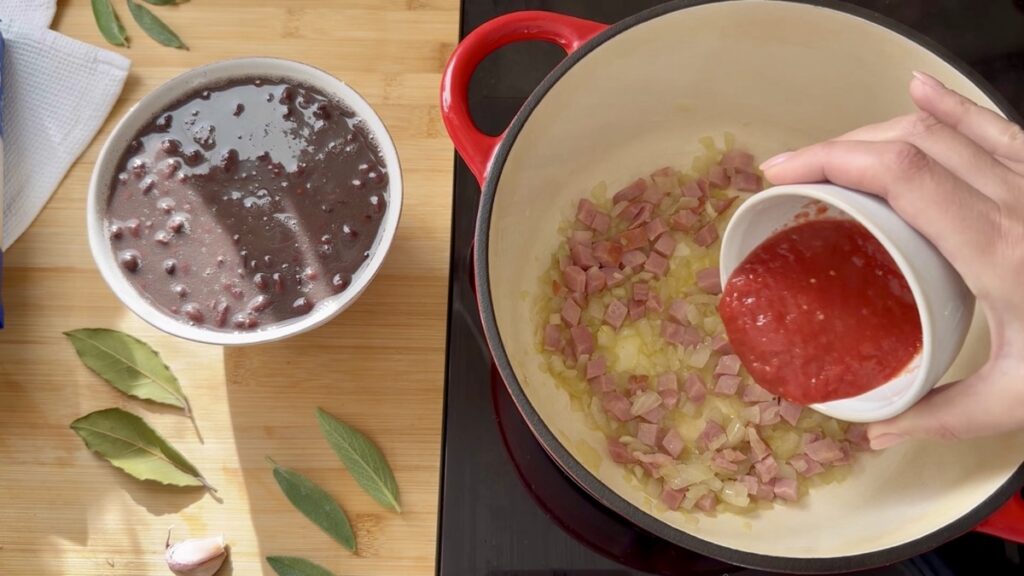 Em seguida, adicione a polpa de tomate e deixe refogar alguns minutos