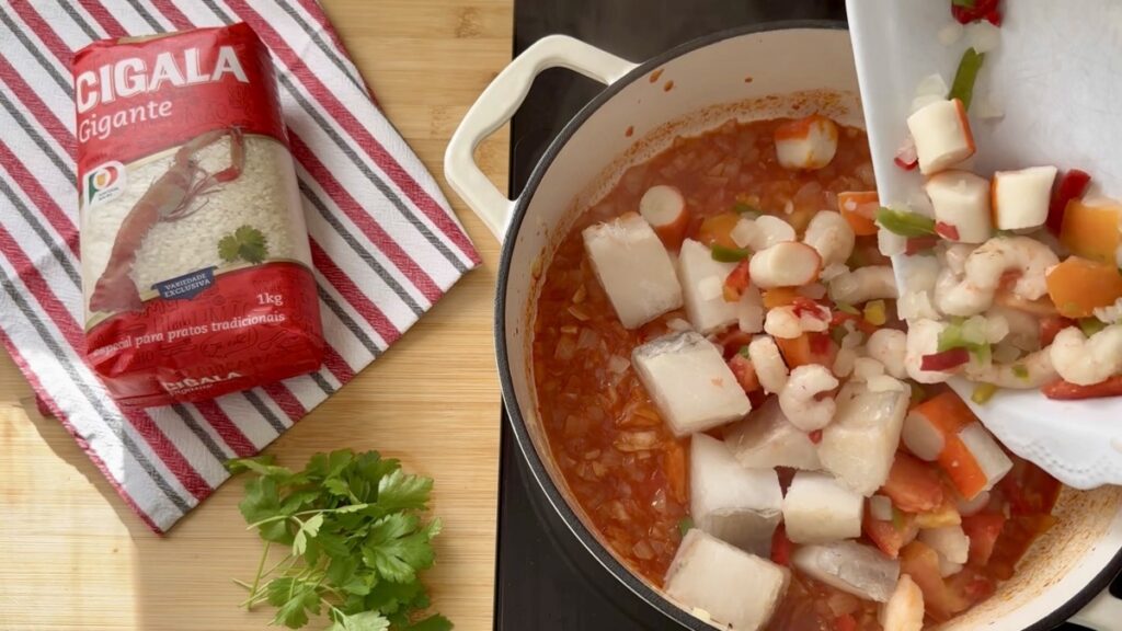 Junte o preparado de peixe e gambas, tempere com sal e pimenta e deixe cozinhar alguns minutos com a tampa.