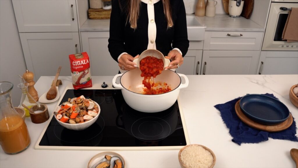 Deixe cozinhar em lume médio até que os tomates comecem a desfazer-se e formar um molho.