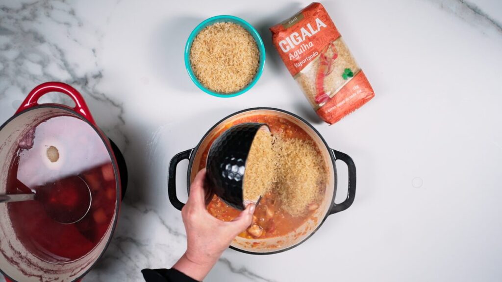 Acrescente o arroz vaporizado Cigala e o caldo reservado, misturando bem.