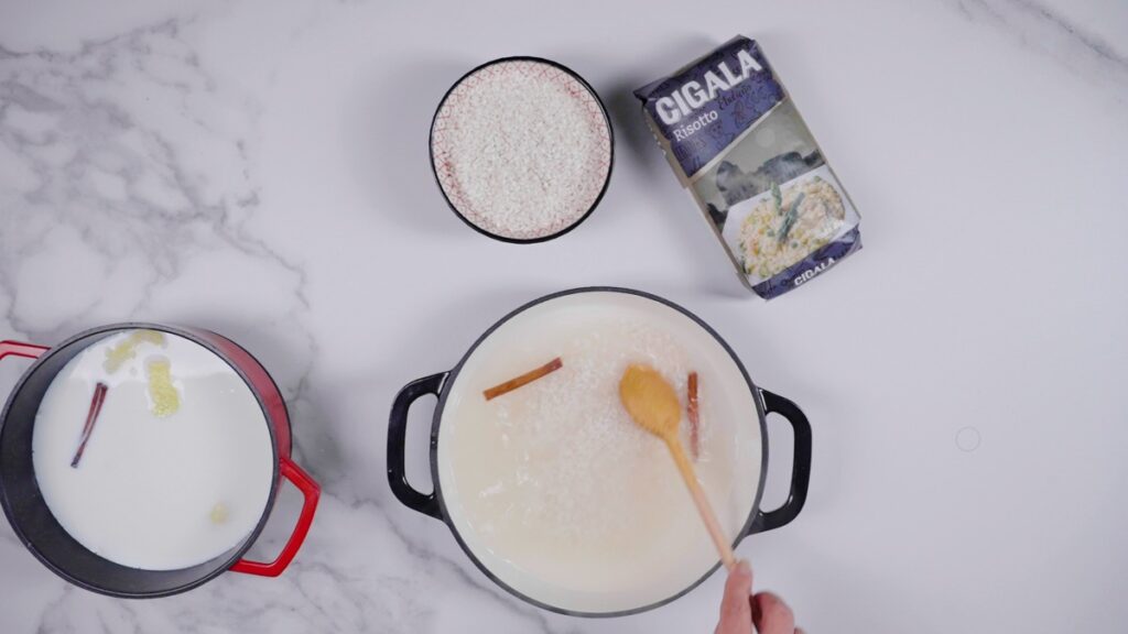 Coloque o arroz arbóreo num tacho com água quente, o pau de canela, a casca de limão e uma pitada de sal.