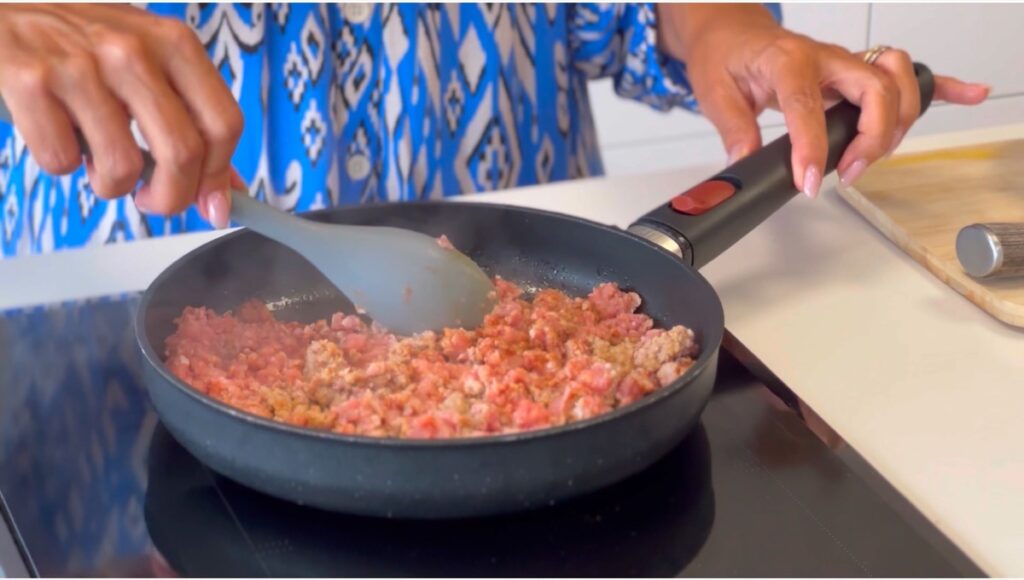 Adicione à frigideira o azeite, a carne e deixe fritar bem até dourar.