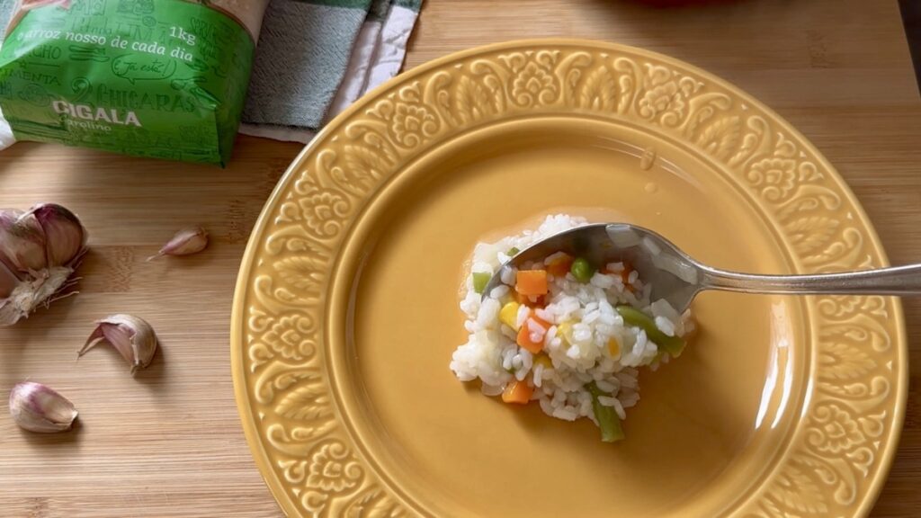 O arroz deve estar cremoso e com algum caldo, característico do estilo malandrinho.