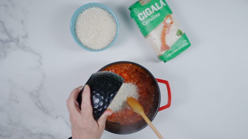 Acrescente o arroz carolino e envolva-o nos ingredientes.