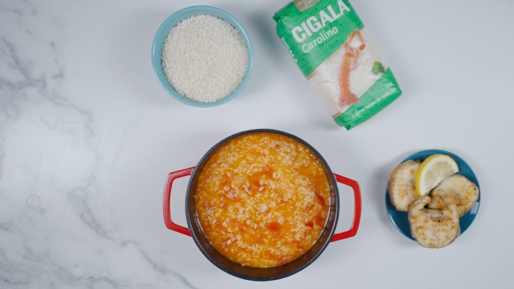 Sirva o arroz de tomate como base e disponha o peixe frito por cima.