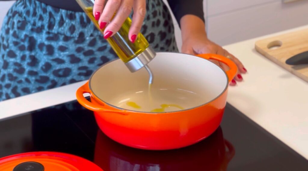 O segredo está na ordem de adicionar os ingredientes e no tempo de cozedura para que o arroz absorva o sabor do caldo de galinha e da polpa de tomate.