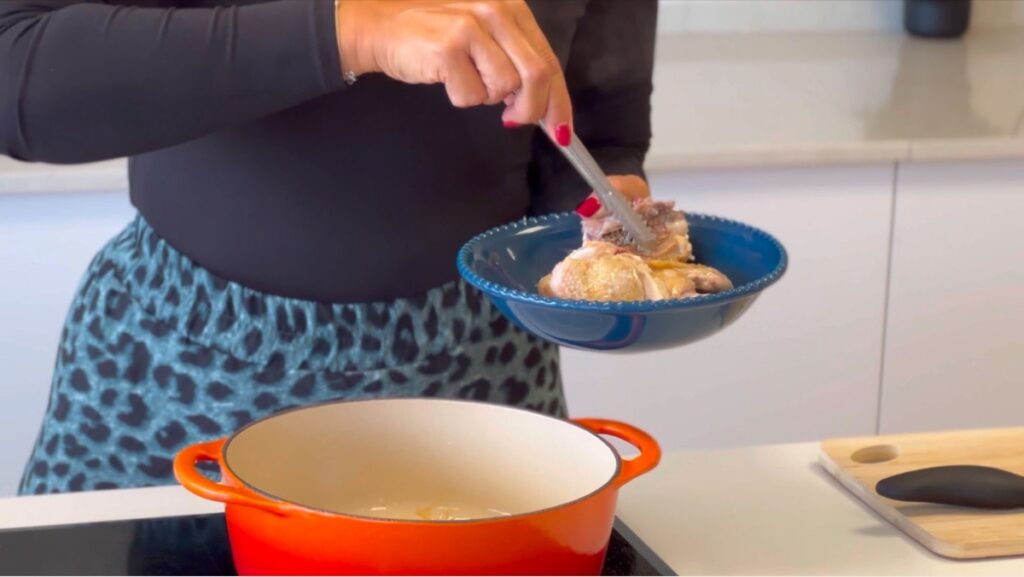 Tempere o frango com sal e pimenta cerca de 10 minutos antes de cozinhar para realçar o sabor!